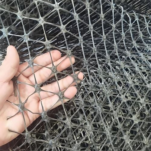 Триаксиална георешетка за армиране на настилки